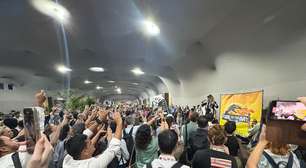 Com dinossauro inflável, clima de circo e público empenhado, antiprêmio 'Fóssil do Dia' vai para o Japão no 4º da COP30