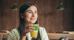 Beber durante as refeições dilata o estômago? Especialista responde