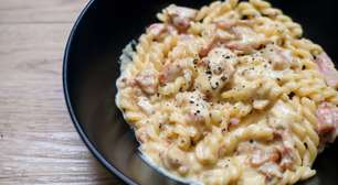 Macarrão cremoso com presunto e queijo: opção rápida e saborosa