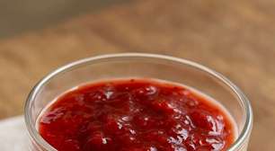 Mousse de Leite Ninho com geleia de morango que salva qualquer ceia de Natal