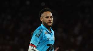 Torcida do Santos pendura nova faixa para Neymar em frente ao CT