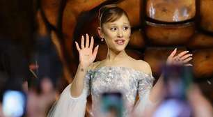 Homem que agarrou Ariana Grande em evento de 'Wicked' é acusado em Singapura