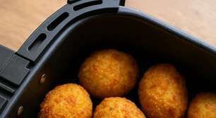 Quer economizar no Natal? Aprenda o bolinho de falso bacalhau na air fryer