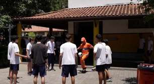 Diego Ribas surpreende alunos em escola como gari