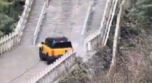 Carro da Chery despenca de escadaria histórica na China durante ação de publicidade; veja vídeo