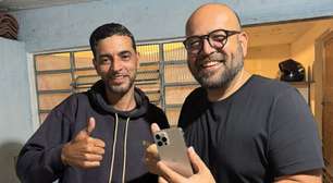 Celular perdido há dois anos no mar é 'pescado' por entregador e devolvido ao dono