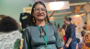 Indígena viaja três dias de barco para vender artesanato na COP30