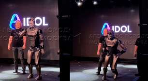 Robô humanoide da Rússia leva tombo e cai de cara durante estreia