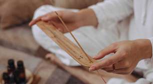 Como usar incensos para atrair amor, paz e prosperidade