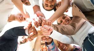 De quantos amigos realmente precisamos para ser feliz, segundo a ciência?