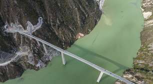 Parte de uma nova ponte da China desaba no meio das montanhas do país