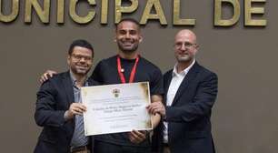 Thiago Maia, do Inter, recebe honraria por atuação nas enchentes