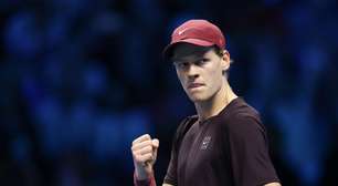 Sinner oscila, mas vence freguês e vai à decisão do ATP Finals