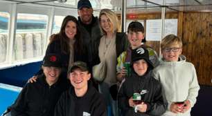 "Elefante na sala": Esposa de Alan Ritchson mandou recado para atriz que faz par romântico dele em Reacher após cena final