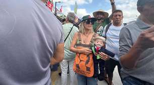 Com mini Lula nos braços, manifestante diz que 'presidente e índios' são símbolos da COP30