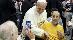 Papa almoça com pobres e recorda Francisco no Vaticano