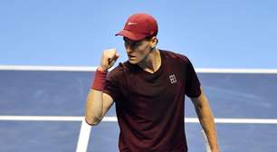 Sinner faz a festa, vence Alcaraz e é campeão do ATP Finals