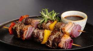 Espetinho misto de carne e legumes: faça para o churrasco de domingo