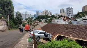 Criança de seis anos fica sozinha em carro que dispara e fica suspenso em cerca no RS