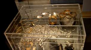 Este homem usou um detector de metais para buscar o martelo de seu amigo, mas acabou encontrando um tesouro que vale uma fortuna