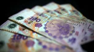 CORREÇÃO-Investidores pressionam Argentina por peso flexível em meio a preocupações com reservas e investimento estrangeiro