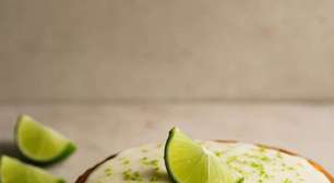 Bolo de limão fit sem glúten e sem lactose que fica fofinho de verdade