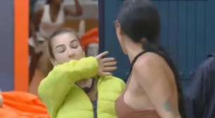 'A Fazenda 17': Tàmires cospe na cara de Maria em ataque de fúria e cena choca confinados