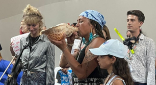 Indígena da Nova Zelândia usa 'concha-trompete' para alertar sobre os oceanos na COP30: "Lutamos por aqueles que vivem sob as águas"