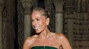 É Natal? Galisteu e Keulla usam verde e vermelho em evento