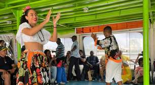Gringos aprendem carimbó durante passeio de barco em Belém; veja vídeo