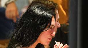 Dua Lipa toma caipirinha no Rio com look anos 2000 de R$ 2,8 mil