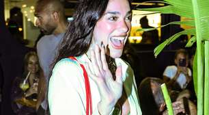 Com Sato, Dua Lipa usa truque de estilo com camisa branca no Rio