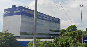 Bebê de 1 ano e 7 meses é baleada na cabeça dentro de carro da família no RJ