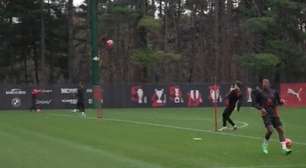 Jogadores do Milan mostram habilidade antes do Derby della Madonnina