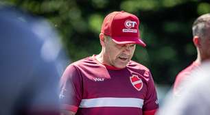 "Não deve permanecer"; +1 atacante encaminha saída do Vila Nova de Umberto Louzer