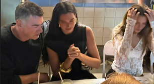 Dua Lipa come coração de pato e bebe caipirinha em bar carioca; saiba valores