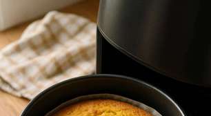 Bolo de milho na airfryer surpreende: 1 detalhe deixa a massa mais alta e macia