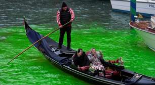 Grande Canal de Veneza é tingido de verde em protesto contra colapso climático