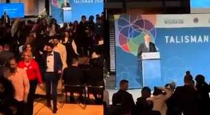 Plateia abandona evento momentos antes de discurso do chanceler alemão