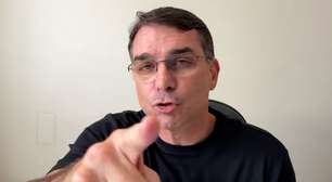 Flávio Bolsonaro mantém vigília e ataca Moraes: 'Se meu pai morrer, a culpa é sua'