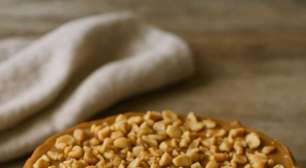 Torta de bolacha com doce de leite e amendoim: receita fácil que some da travessa