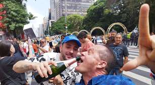 Samba, champanhe e boneco inflável: ato em SP celebra prisão preventiva de Bolsonaro
