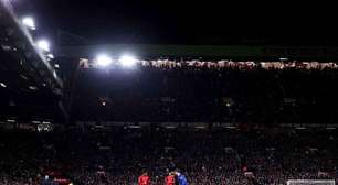 Susto em Old Trafford: sinalizadores atingem setor de torcedores com mobilidade reduzida
