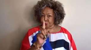 Alcione perde a paciência e se irrita com fã durante viagem internacional