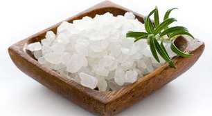 Alecrim e sal grosso: entenda como essa mistura pode trazer benefícios para sua casa