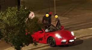 Ex-participante de reality da Record faz manobra errada e carro de luxo fica preso em canteiro