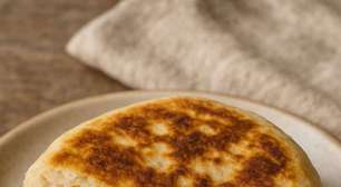 Pão de frigideira recheado: o truque rápido que transforma seu lanche na hora