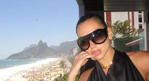 Dua Lipa usa looks preto, branco e aposta em chinelo de R$ 59,99