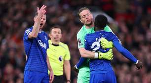 Jogador do Everton é expulso após discussão com companheiro em vitória sobre o United