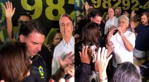 Com Bolsonaro de papelão, vídeo mostra apoiadores orando para o ex-presidente após prisão